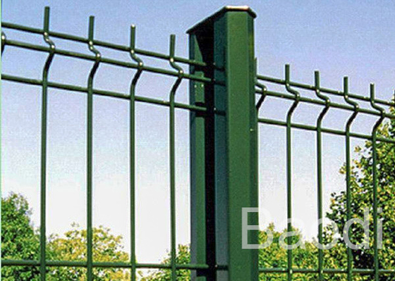 Зеленым покрытая винилом граница загородки ячеистой сети с структурой столба металла простой