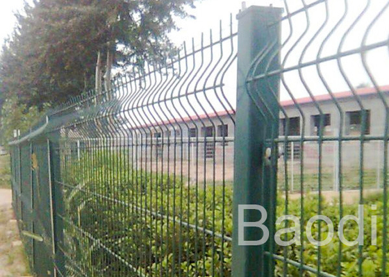 Зеленым покрытая винилом граница загородки ячеистой сети с структурой столба металла простой