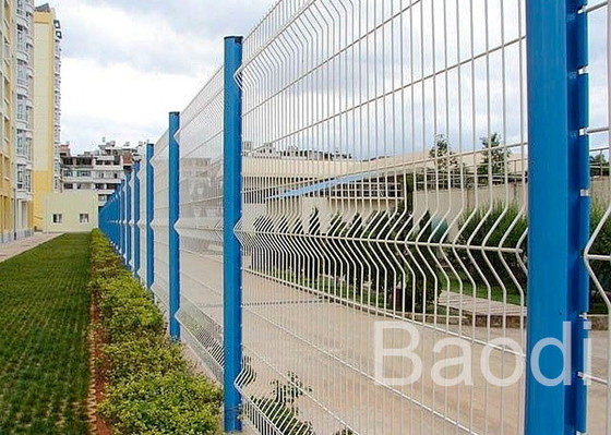 Покрытые пластмассой панели загородки ячеистой сети с столбом металла для загородки поля