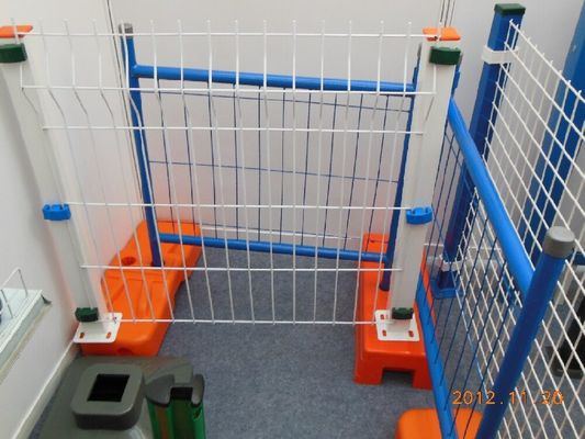 Современный 3D кривой треугольной сетки ограждения для городских ландшафтов ПВХ покрытый рамы отделки и круглый / квадратный / персиковый пост тип