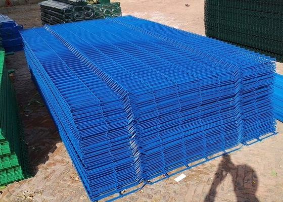 Голубой Pvc загородки ячеистой сети квадрата цвета 50x200mm покрыл с квадратным столбом